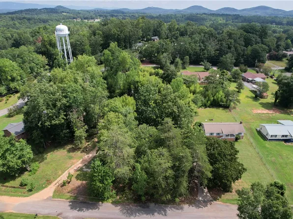 113 N Woodland Dr, Pickens, SC 29671