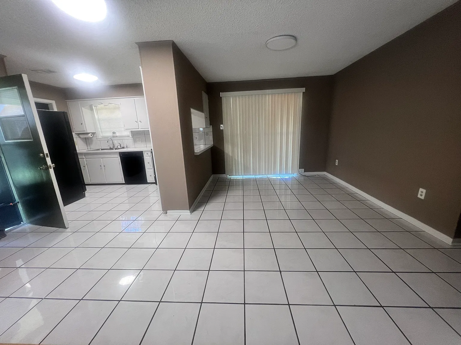 3 bed, 1.5 bath, 1026 sqft, $1,100 — Photo 3