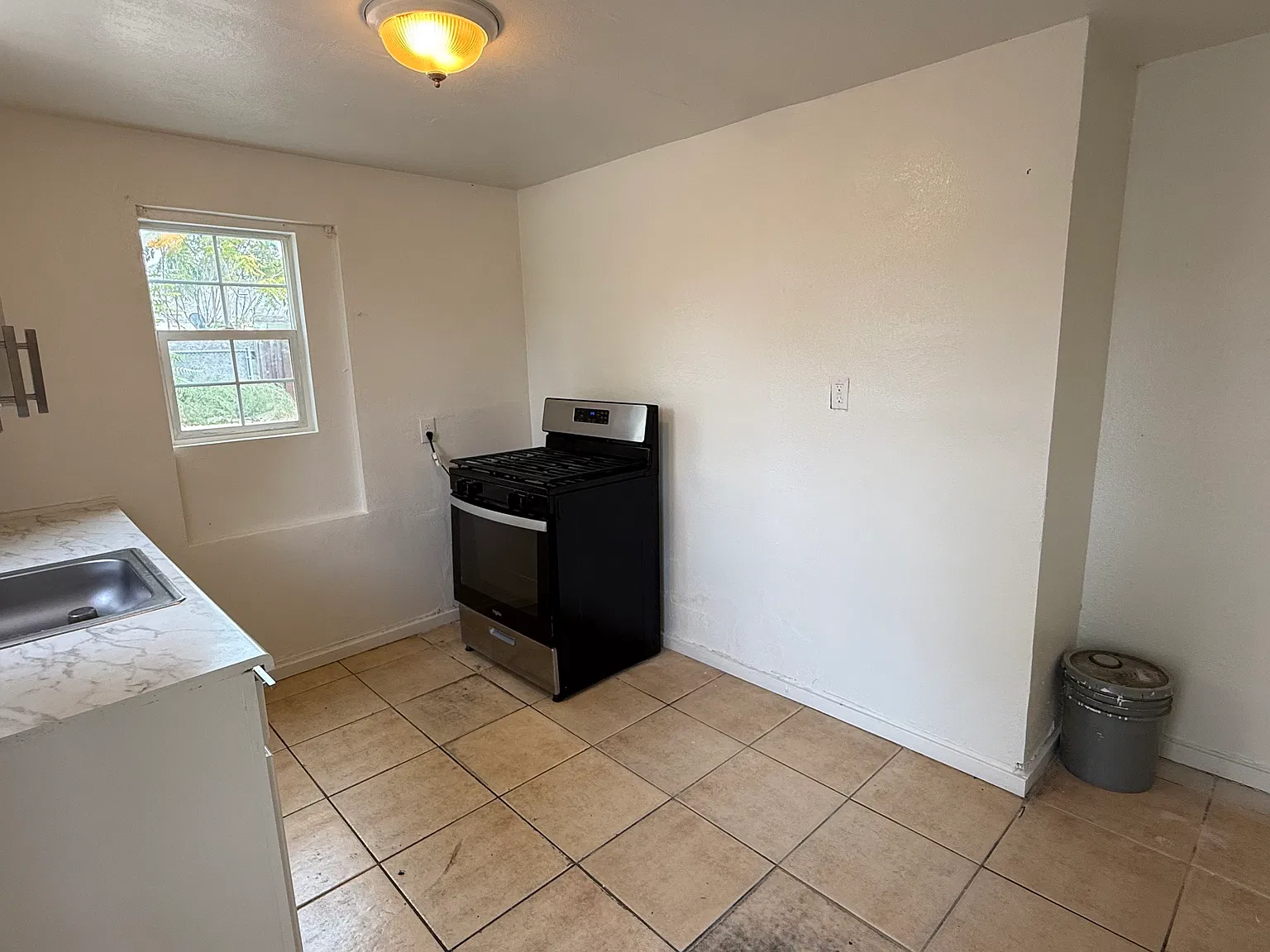 2 bed, 1000 sqft, $1,400 — Photo 3