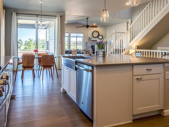 Large island in the kitchen with a gas stove
