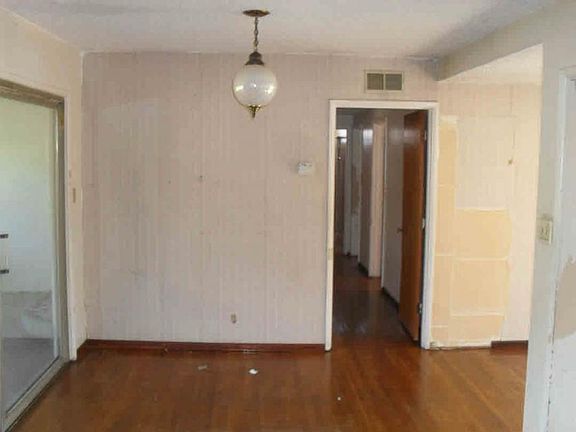 5th image of 445 E Florence Ave