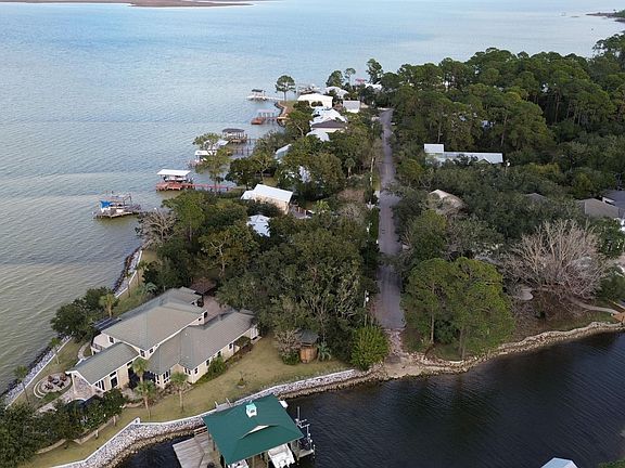 3rd image of 11 Bay Circle Dr