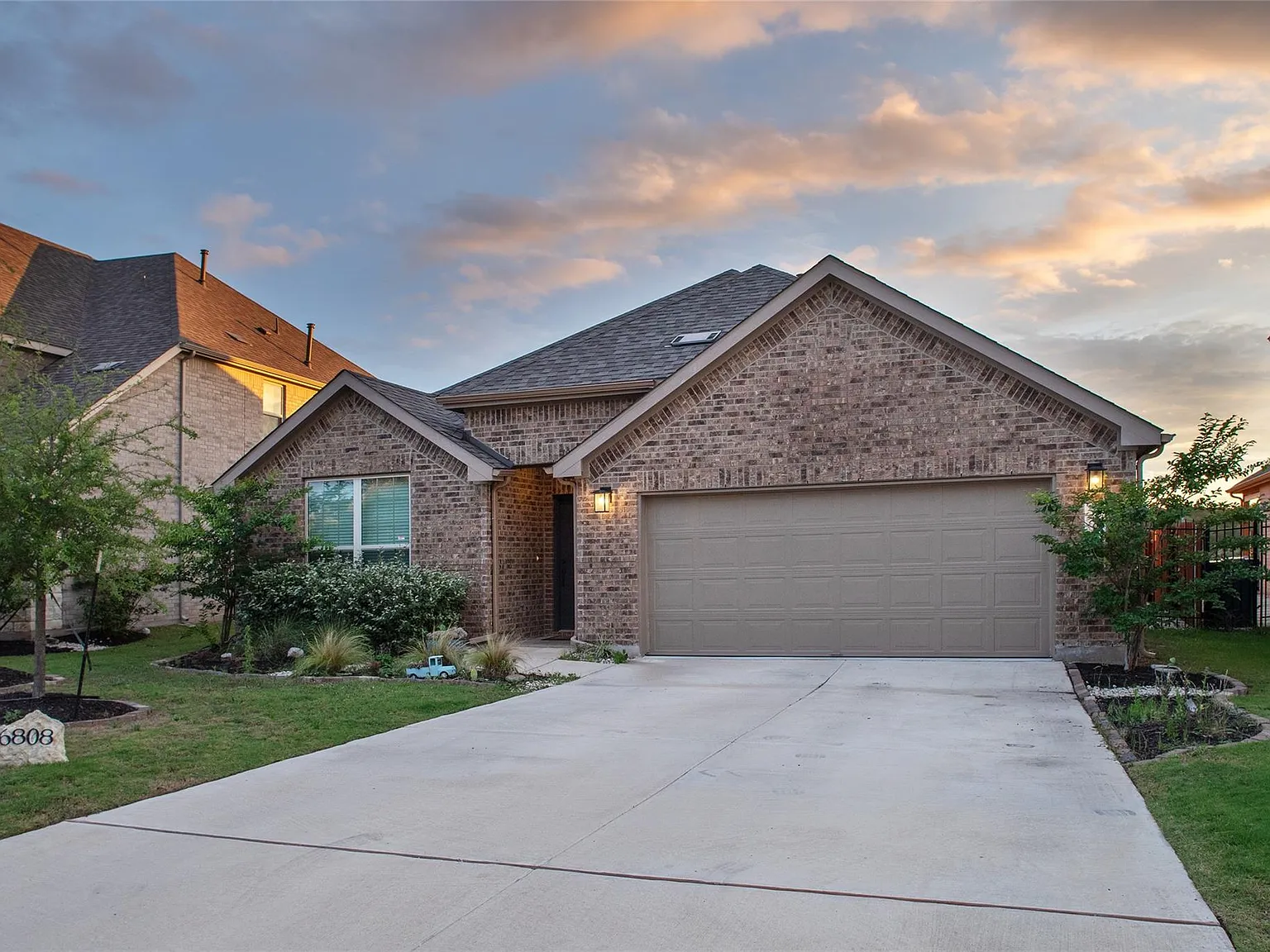 4 bed, 2.0 bath, 2251 sqft, $3,200 — Photo 2