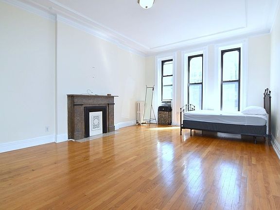 3rd image of 149 W 72nd St APT 4B