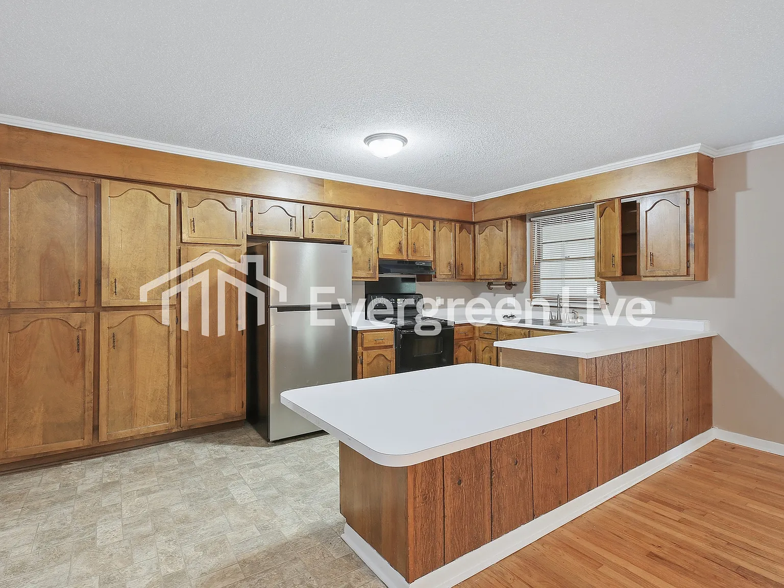 3 bed, 2.0 bath, 2340 sqft, $1,795 — Photo 3