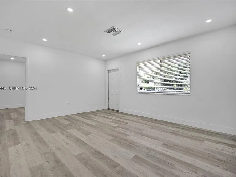 1401 NE 152nd St — Photo 7