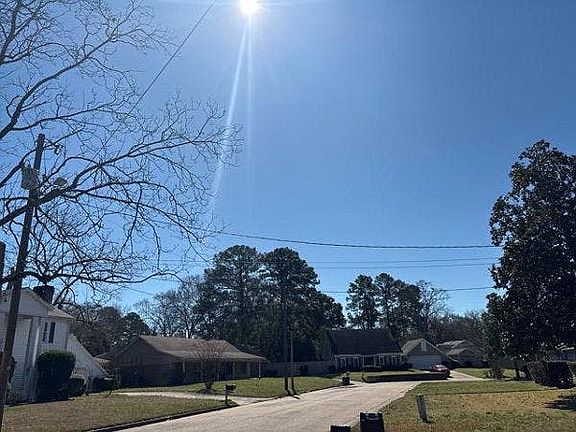 5th image of 816 Colonial Cir