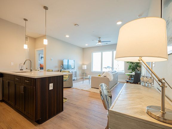 2nd image of 1004 Parkview Grn #2109