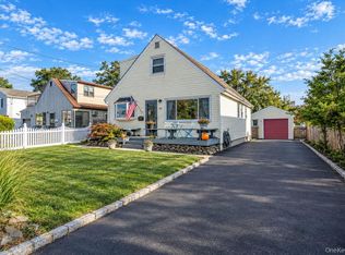 41 E Saltaire Rd, Lindenhurst, NY 11757
