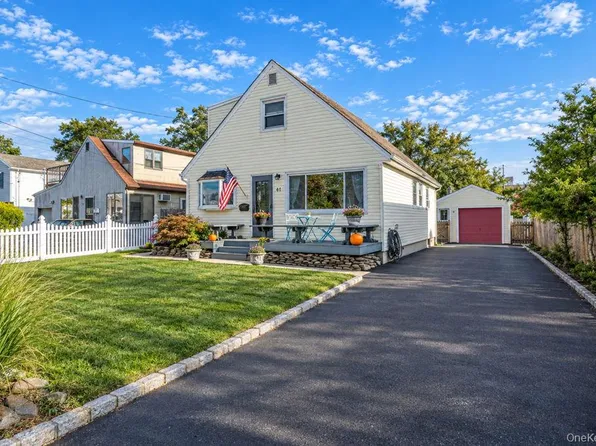 41 E Saltaire Rd, Lindenhurst, NY 11757