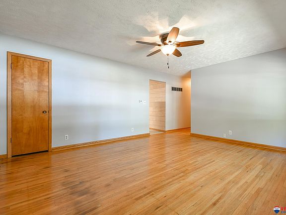 3rd image of 1110 Rosewood Dr