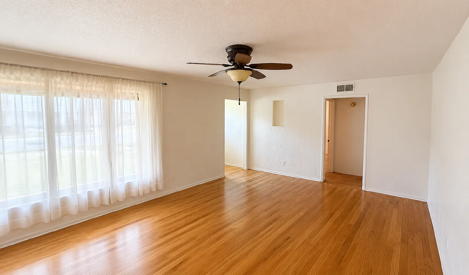 3 bed, 1.0 bath, $1,650 — Photo 2