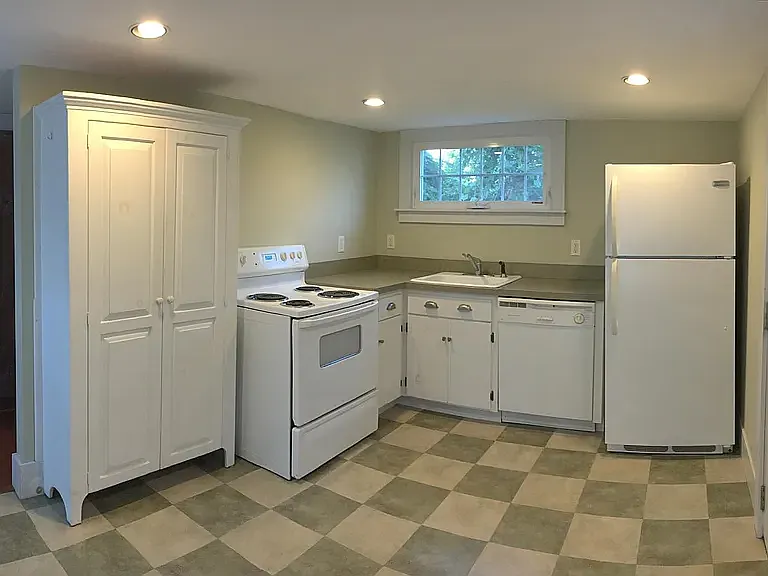 5 Howland Ct #1 — Photo 4