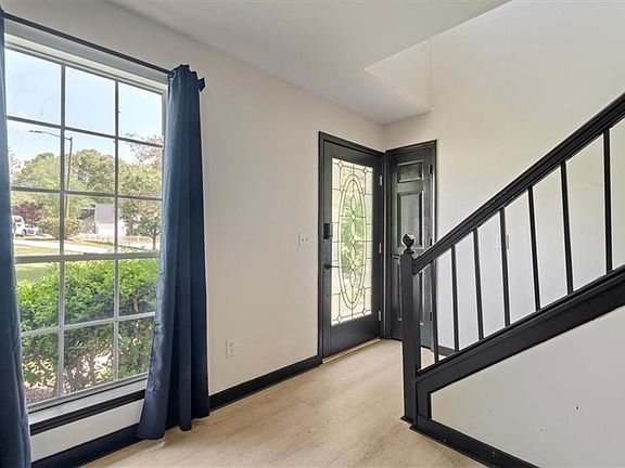 4th image of 165 Colony Cir