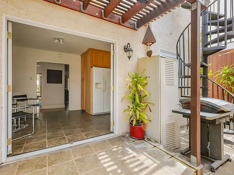 1203 S Rimpau Blvd — Photo 22