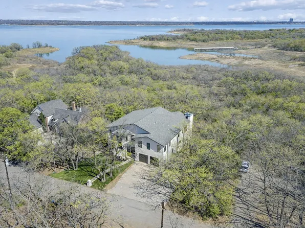 2966 Peninsula Dr, Grapevine, TX 76051