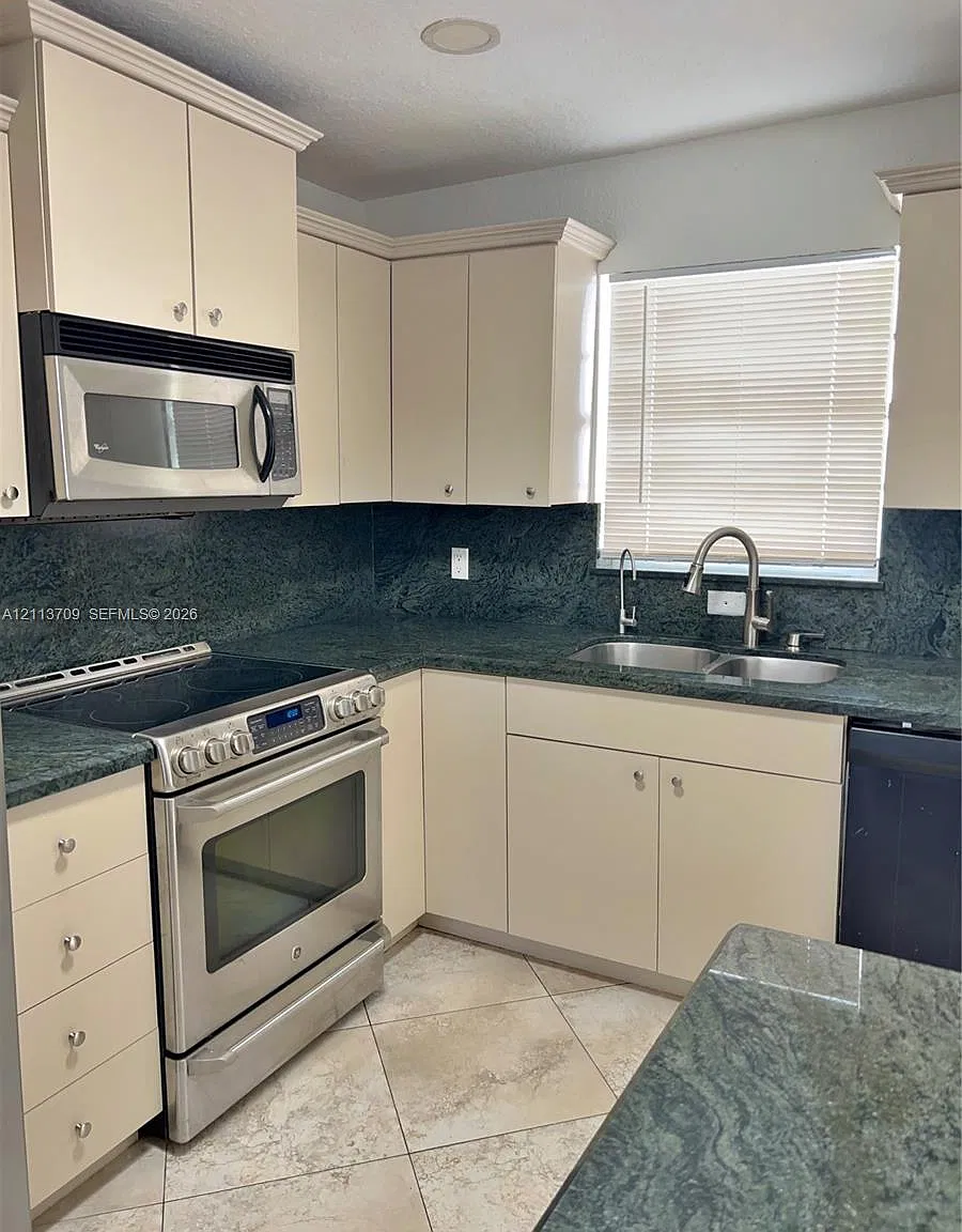Oak Hills Condo No Iv — Photo 4