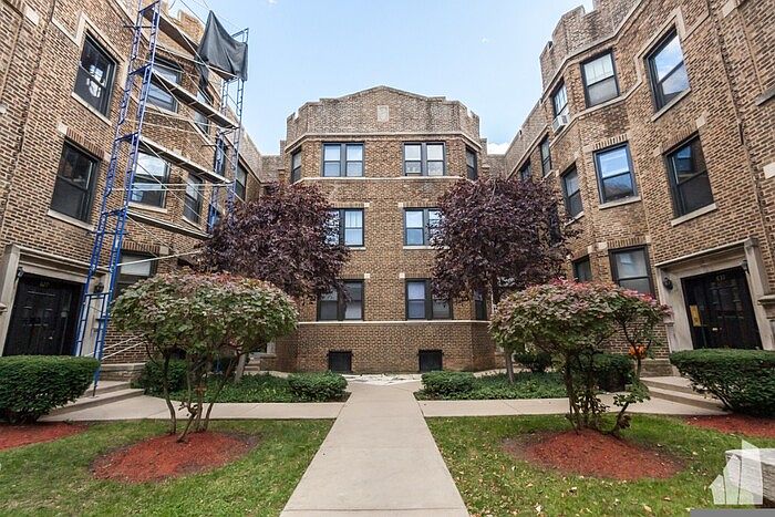 1st image of 629 W Cornelia Ave #37-2E