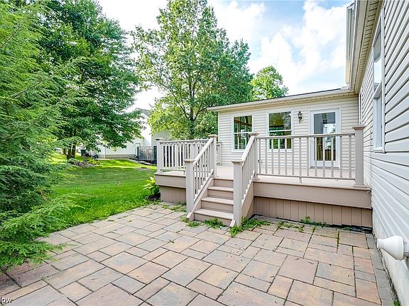 3rd image of 561 Oakcrest Dr