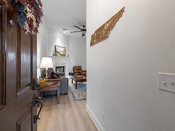 2nd image of 1322 Knoll Ln