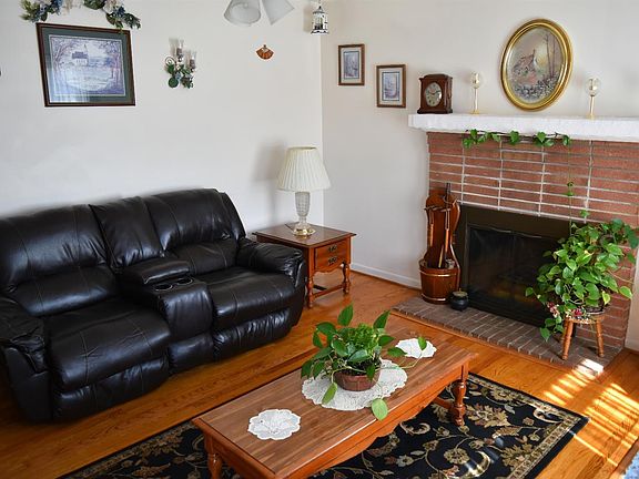 2nd image of 321 Hilltop Dr