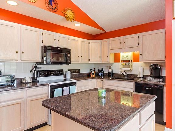 4th image of 38437 Hemlock Dr