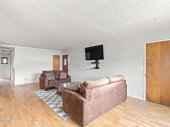 5th image of 1104 E Peach Ave