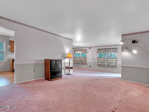 4th image of 62 Woodshill Drive S