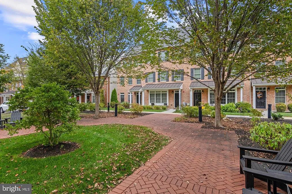 3 bed, 3.5 bath, 2150 sqft, $3,100 — Photo 4
