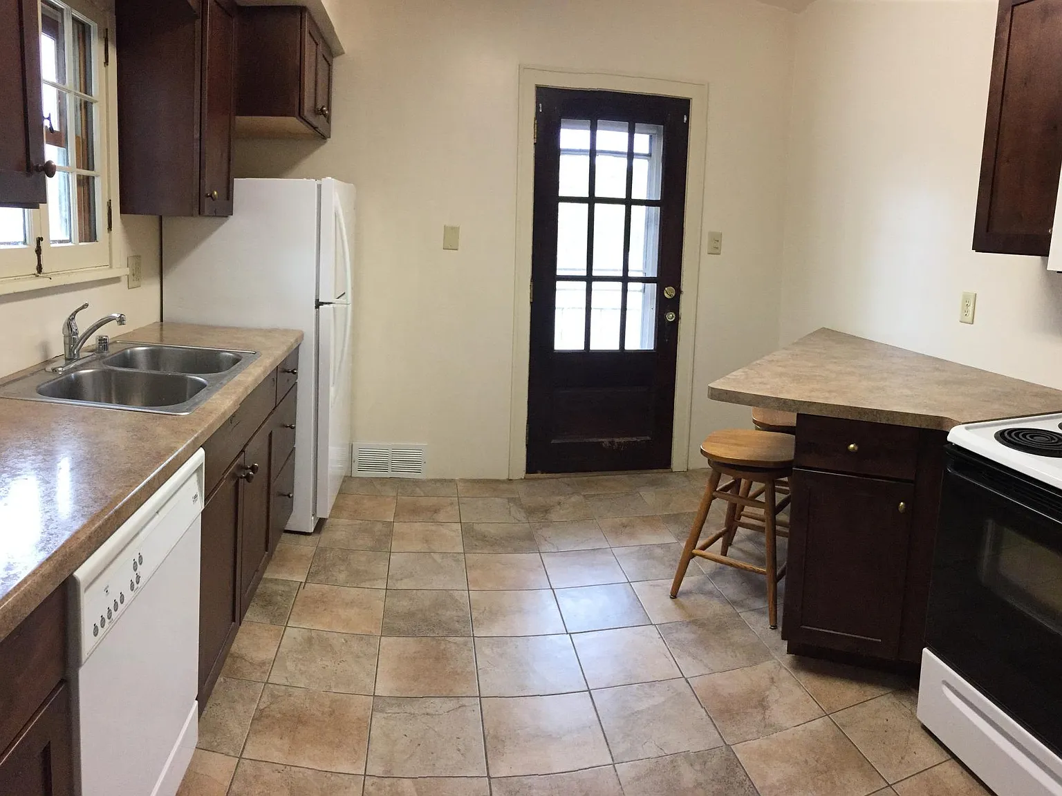 4 bed, $1,800 — Photo 2