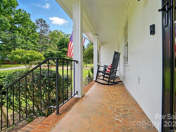 4th image of 2968 Grace St