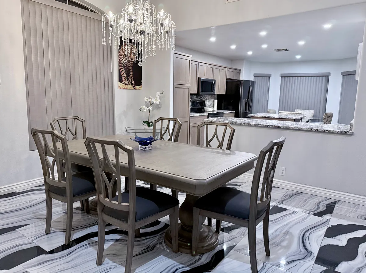 There's nothing better than an open kitchen, where cooking and conversation flow effortlessly between the stove and the table. - 5222 W Pontiac Dr