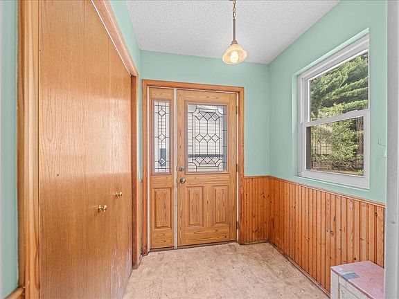 5th image of 1041 River Dr