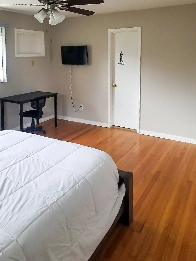 4 bed, 3.0 bath, 18000 sqft, $1,001 — Photo 1