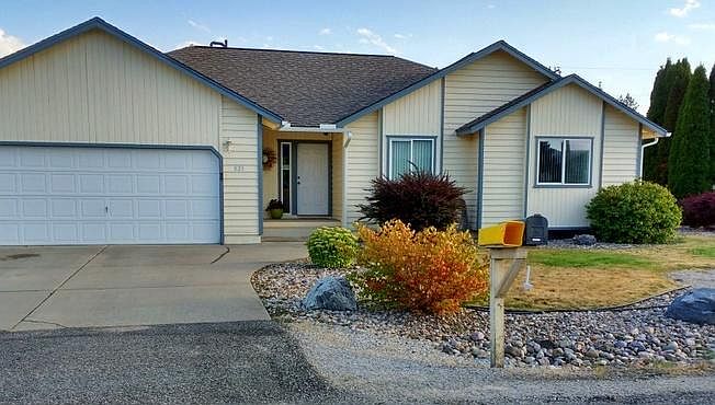 1st image of 821 Tamarack Ln