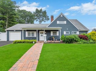 31 Willowood Dr, Wantagh, NY 11793