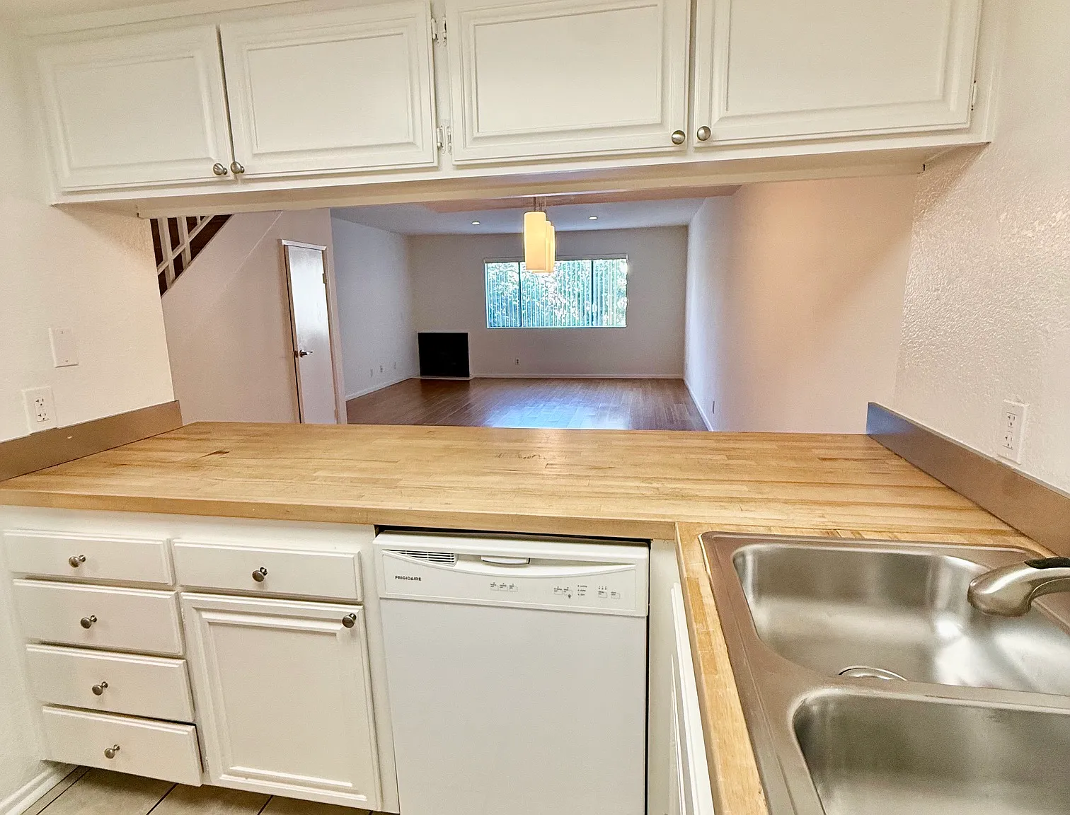 3 bed, 2.5 bath, 1300 sqft, $3,950 — Photo 2