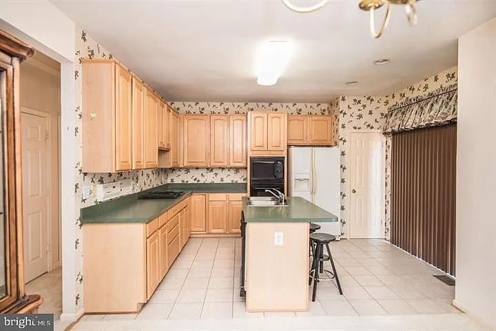 8359 Regal Oak Ct — Photo 11
