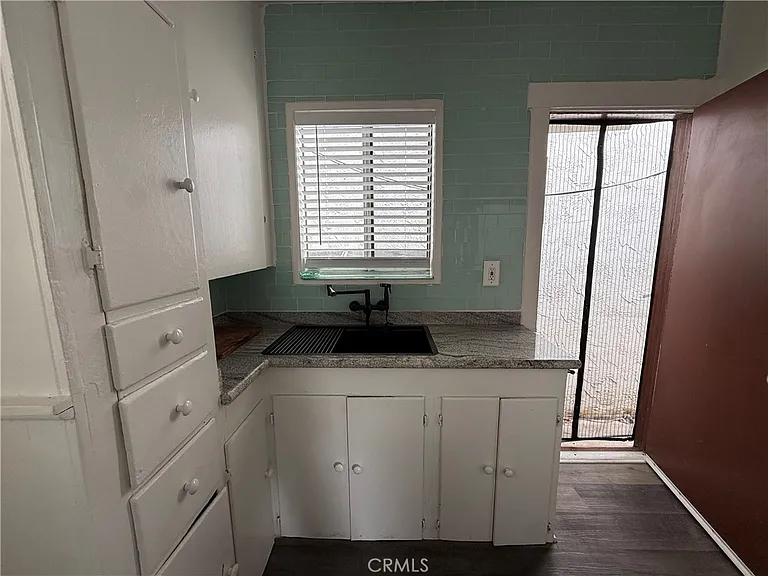 1053 Loma Dr — Photo 8