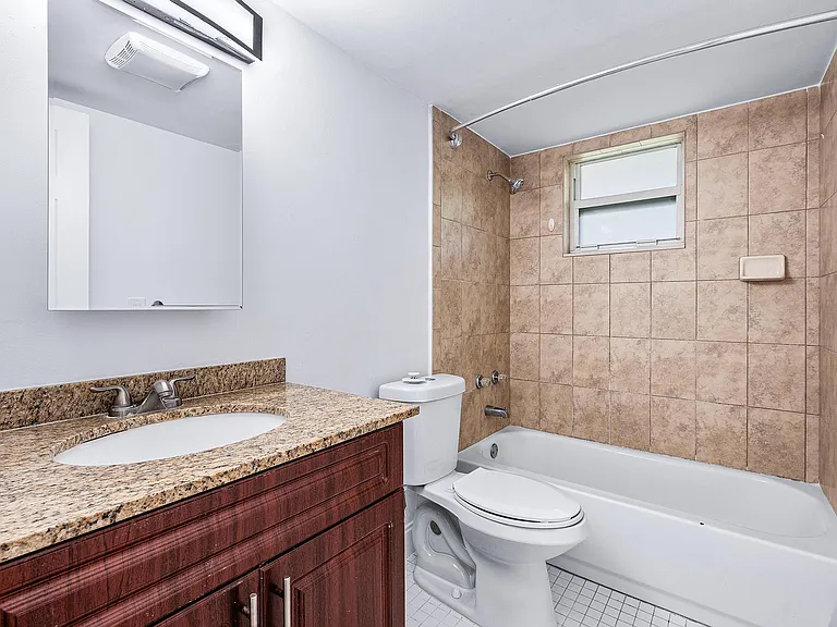 242 NE 12th St #2 — Photo 3