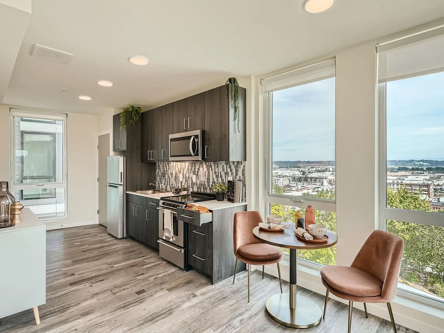 Welcome to AV Lofts! Beautiful views plus in-unit laundry! Up to 6 weeks free! — Photo 4