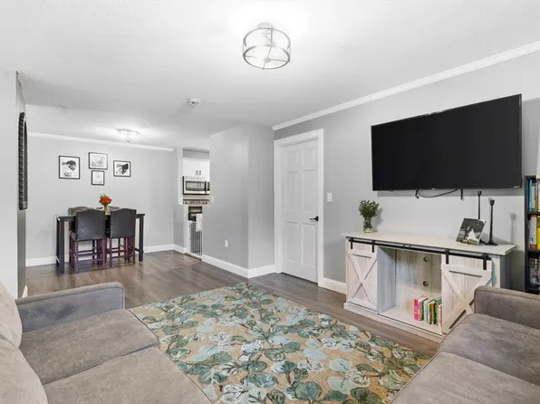 61 Wright St APT 102, Stoneham, MA 02180