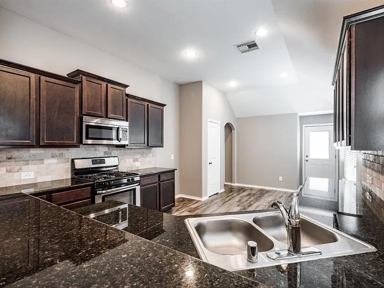 8314 Broadleaf Ave — Photo 8