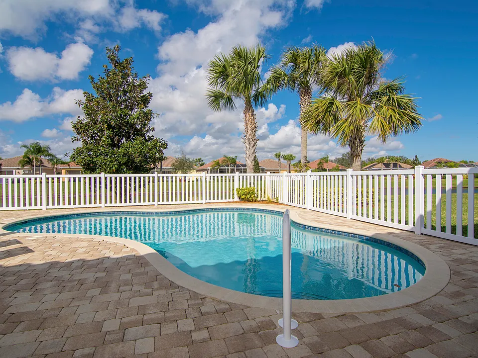 5254 Eleuthra Cir