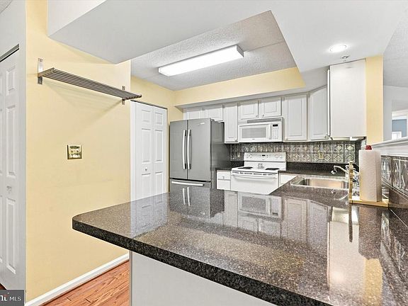 5th image of 501 Brandon Rd W