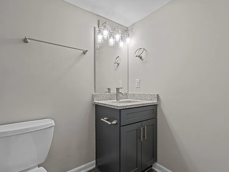 1302 E King St — Photo 25
