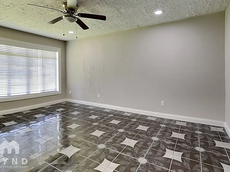 101 Live Oak St — Photo 12