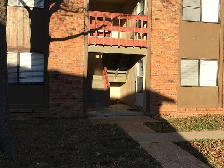 2624 Sierra Dr — Photo 1