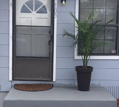 2nd image of 105 W Zaragosa St