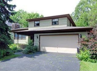 1045 E Hillside Rd, Naperville, IL 60540